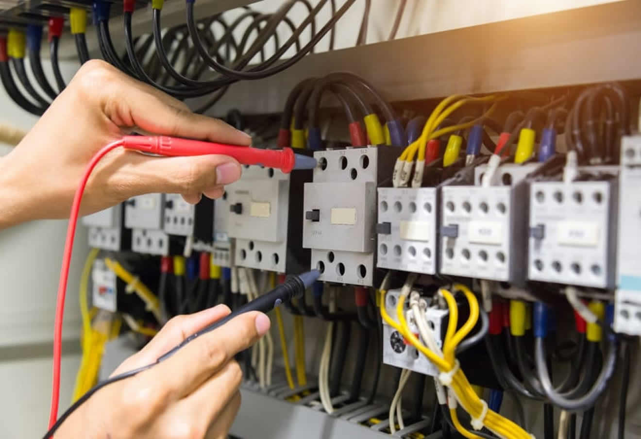 Trabajo de electricistas profesionales